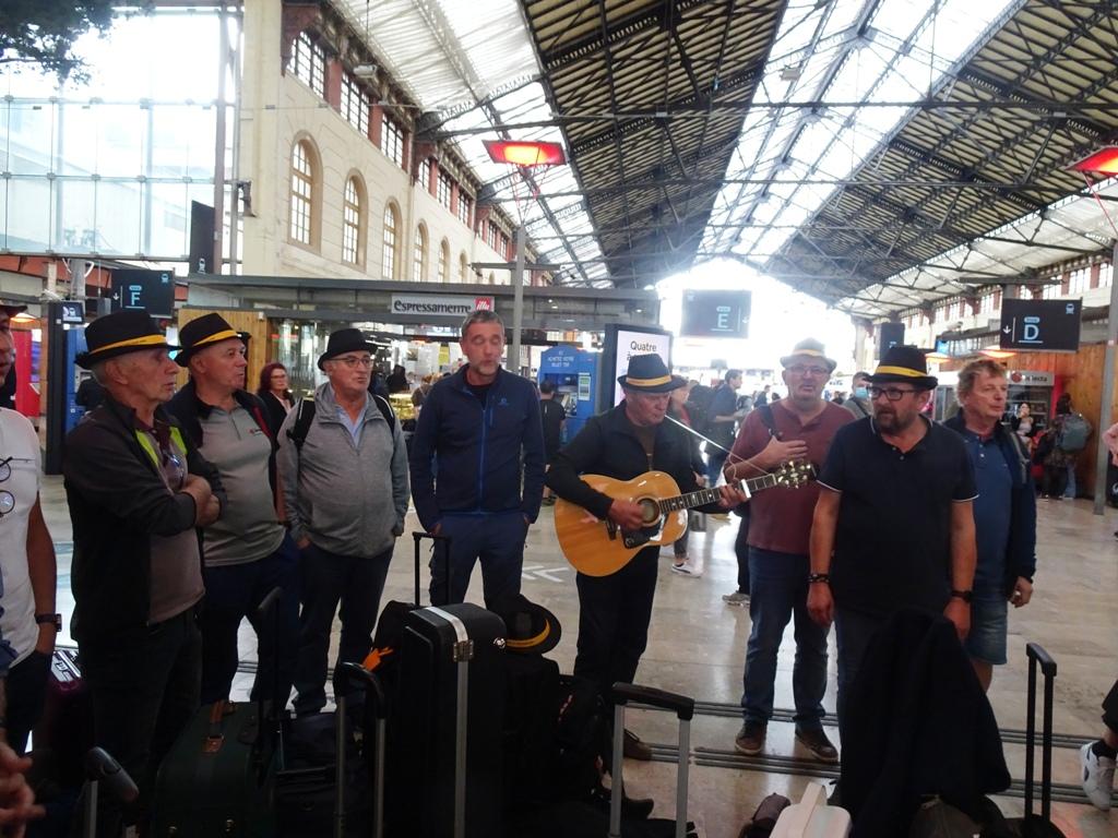 J3 gare saint charles un petit chant en attendant le train